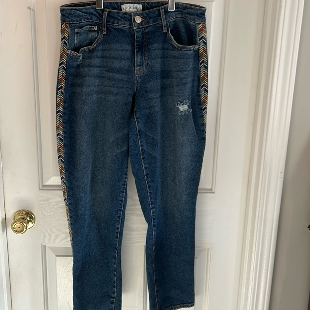 Unique design on side of these barely worn cropped jeans